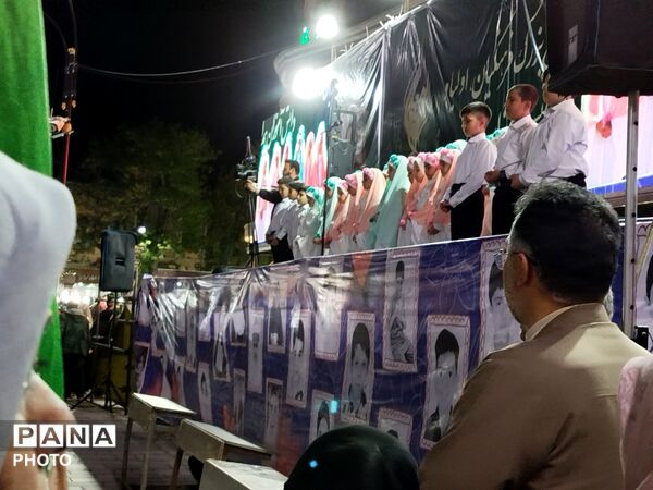 تجمع فرهنگیان و دانش‌آموزان همدان در میدان امام خمینی (ره) به مناسبت هفته معلم