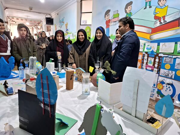 نمایشگاه دست سازه‌های دانش‌آموزان در دبستان هیأت امنایی ملاصدرا 
