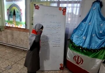 ادای احترام دانش آموزان دبستان نیایش به نماد پرچم ایران