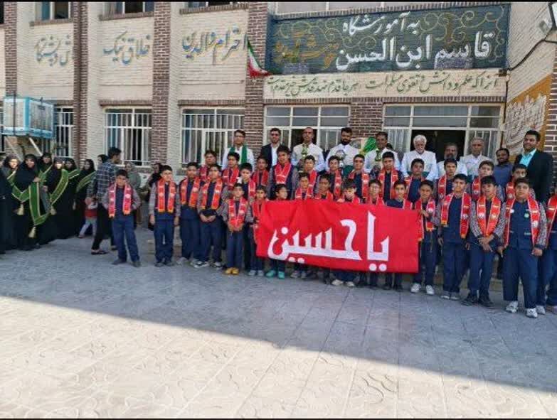 در میان هیاهوی کودکانه، صدای «یا حسین» بر پارچه‌ای سرخ، در فضا پیچید