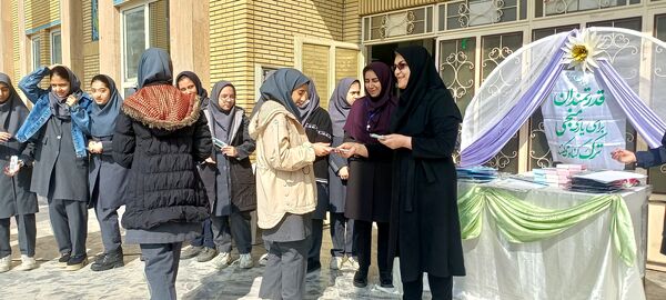 تقدیر از دانش‌آموزان برتر دبیرستان دخترانه ۱۳ آبان