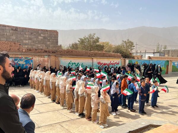  جشن شکوفه ها در دبستان شهید محمدی شهر نسر 