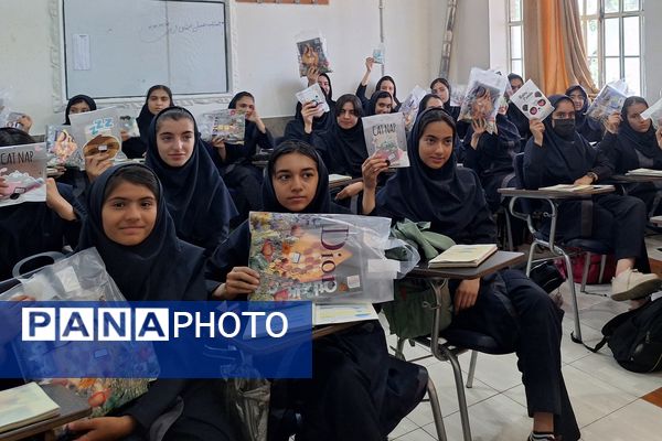 تقدیر از برگزیدگان مسابقات دانش‌آموزی در کلاس‌های درس