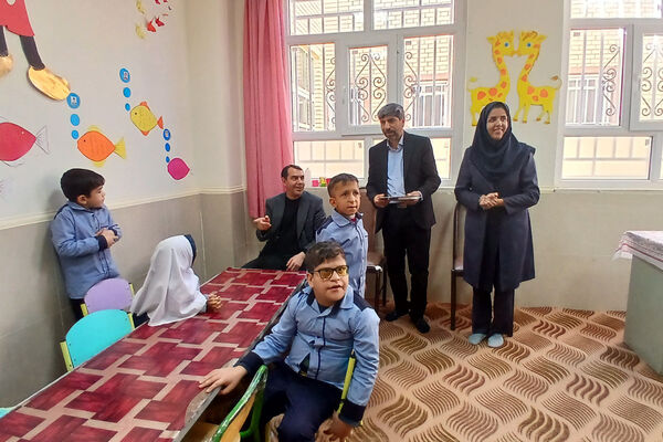 نشست نماینده آباده با مدیر آموزش و پرورش 