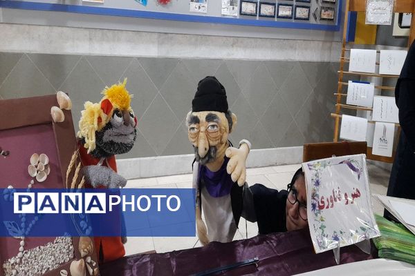 مراسم تجلیل از همیار معلم‌های نمونه دبیرستان آرمیتا مصلی نژاد