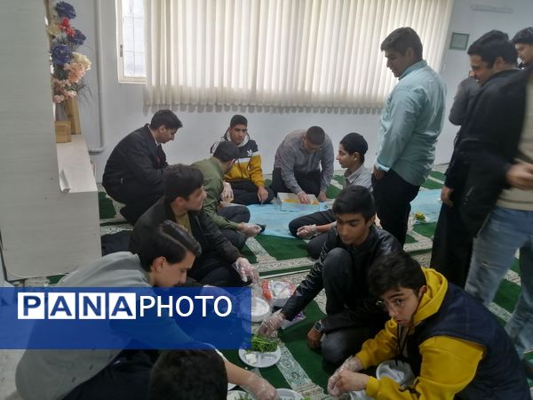 آماده‌سازی غذای افطاری با کمک دانش‌آموزان دبیرستان نمونه آیت‌الله خامنه‌ای 