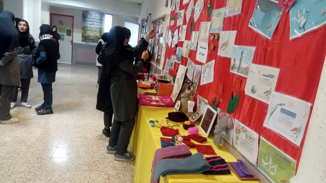 نمایشگاه مدرسه انقلاب در دبیرستان نمونه دولتی 9 دی یاسوج