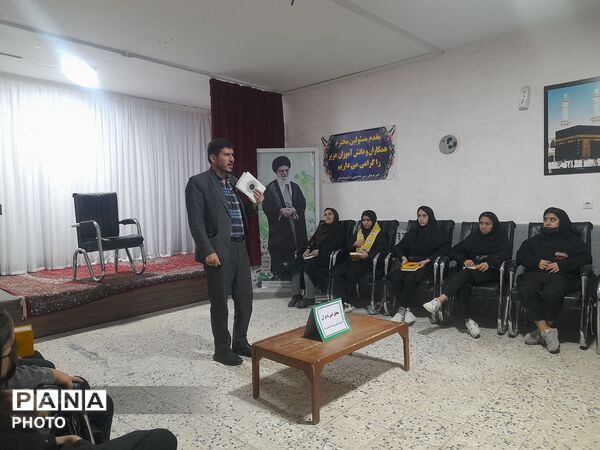 بازدید دانش آموزان  آموزشگاه تکتم از نمایشگاه کانون امام خمینی (ره) 