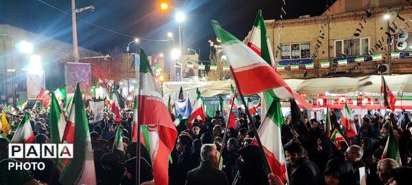 شب همبستگی ایرانیان؛ خیابان‌ها لبریز از شور ملی