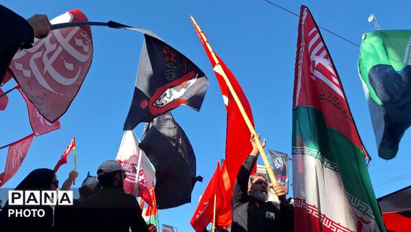 مشهد، در آغوشِ حرم، با رهبر شهید وداع کرد