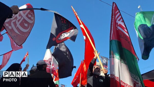 مشهد، در آغوشِ حرم، با رهبر شهید وداع کرد