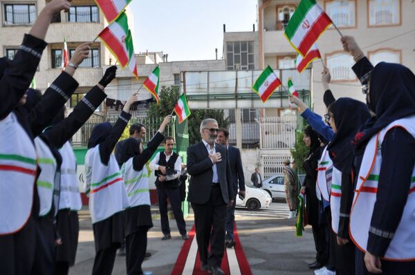 آیین نواختن زنگ مهر در دبیرستان فرزانگان کرمانشاه 