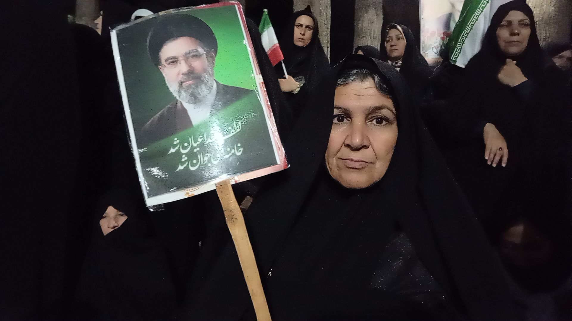 از دیروز تا امروز همیشه پای انقلاب