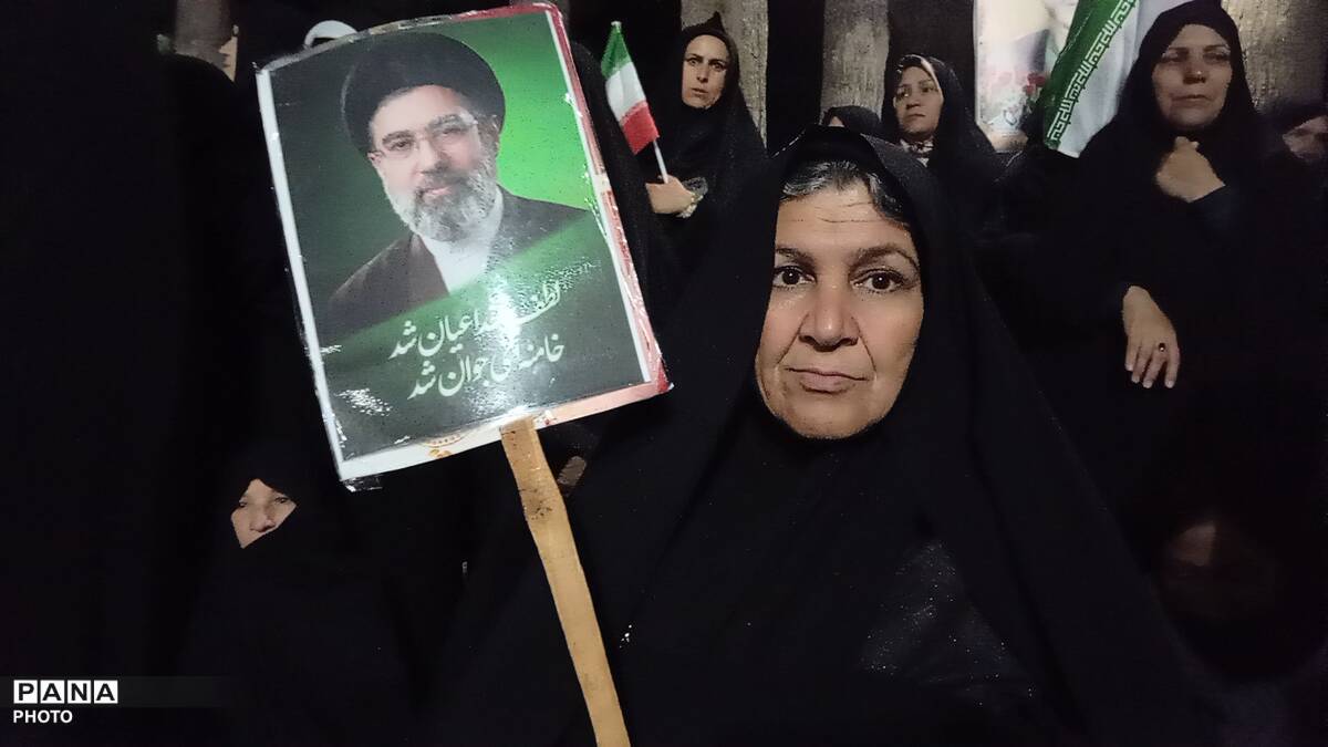از دیروز تا امروز همیشه پای انقلاب