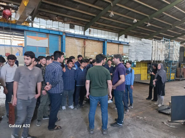 بازدید دانش‌آموزان هنرستان ثامن الائمه قم از کارخانه فریدولین