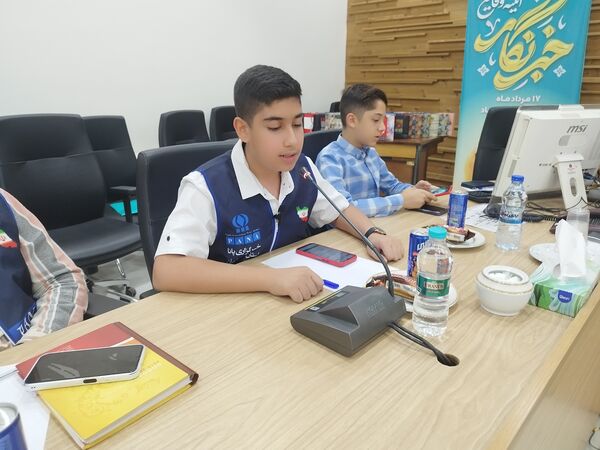 نشست مدیرکل اداره نوسازی مدارس استان اصفهان با دانش‌آموز خبرنگاران پانا 