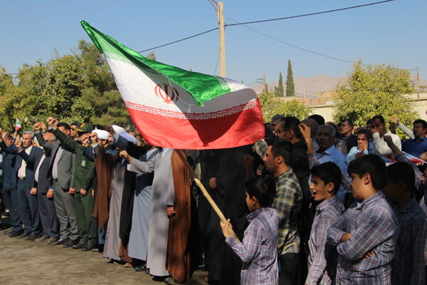 همگام با نسل انقلابی در راهپیمایی ۱۳ آبان شهرستان سروستان