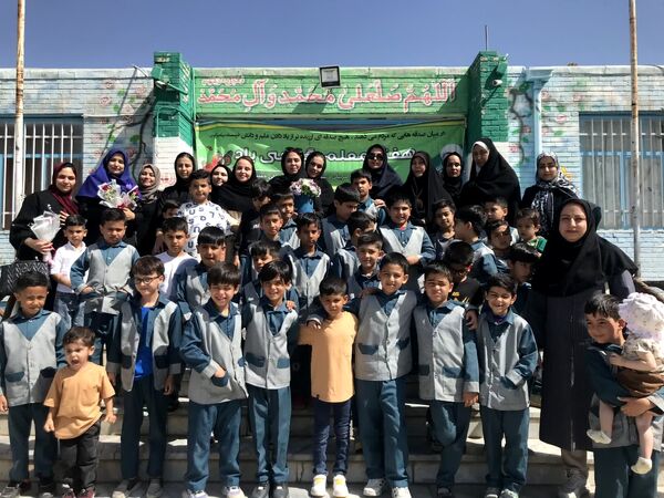 مراسم سپاس معلم در دبستان شاهد اقا مصطفی خمینی کاشمر