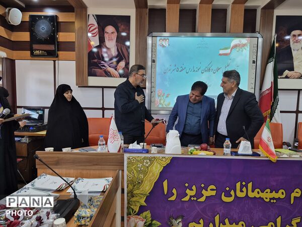 معلمان نمونه در قاب افتخار آموزش و پرورش منطقه ۵
