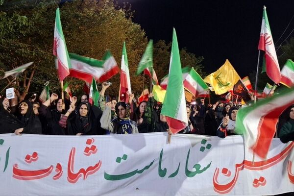 طوفان مردم لردگان در میدان؛ لبیک به ندای ولایت