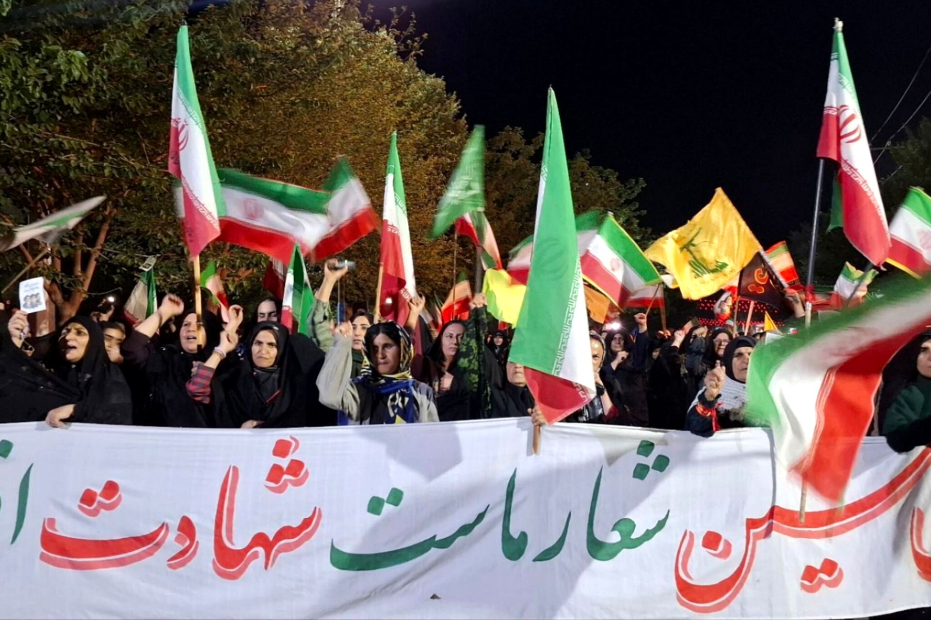 طوفان مردم لردگان در میدان؛ لبیک به ندای ولایت