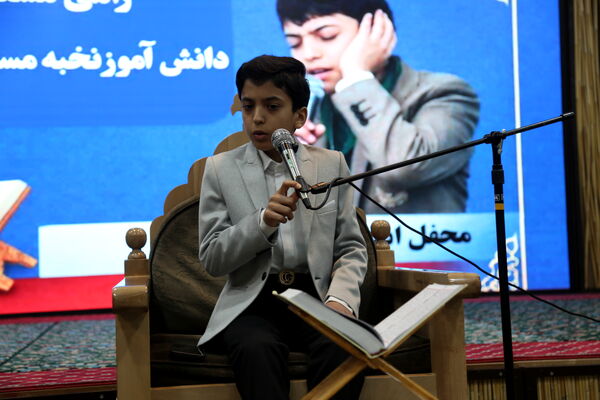دانش‌آموزان دختر ناحیه یک در محفل اُنس با قرآن گرد‌هم آمدند
