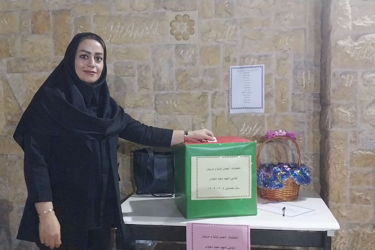 برگزاری انتخابات انجمن اولیا و مربیان در دبستان شهید مجید مجیدی ناحیه دو شهرری 