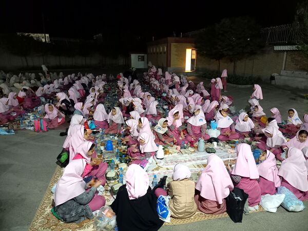  مراسم افطار در مدرسه فروردین طاهباز ناحیه ۵