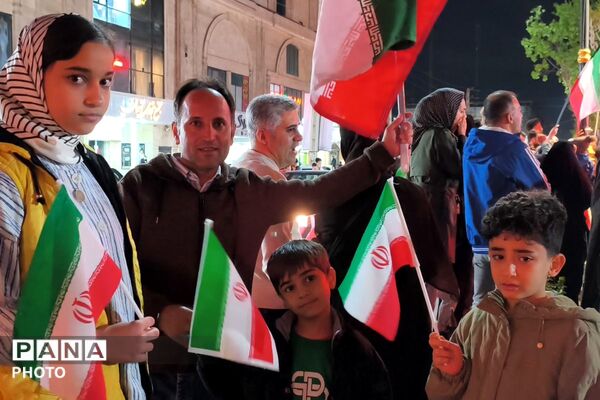 میدان هفت‌تیر بهارستان دو میزبان راهپیمایی شبانه مردم و فرهنگیان