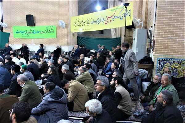 استقبال نوجوانان از غرفه‌های یادواره شهدای مسجد جامع قم
