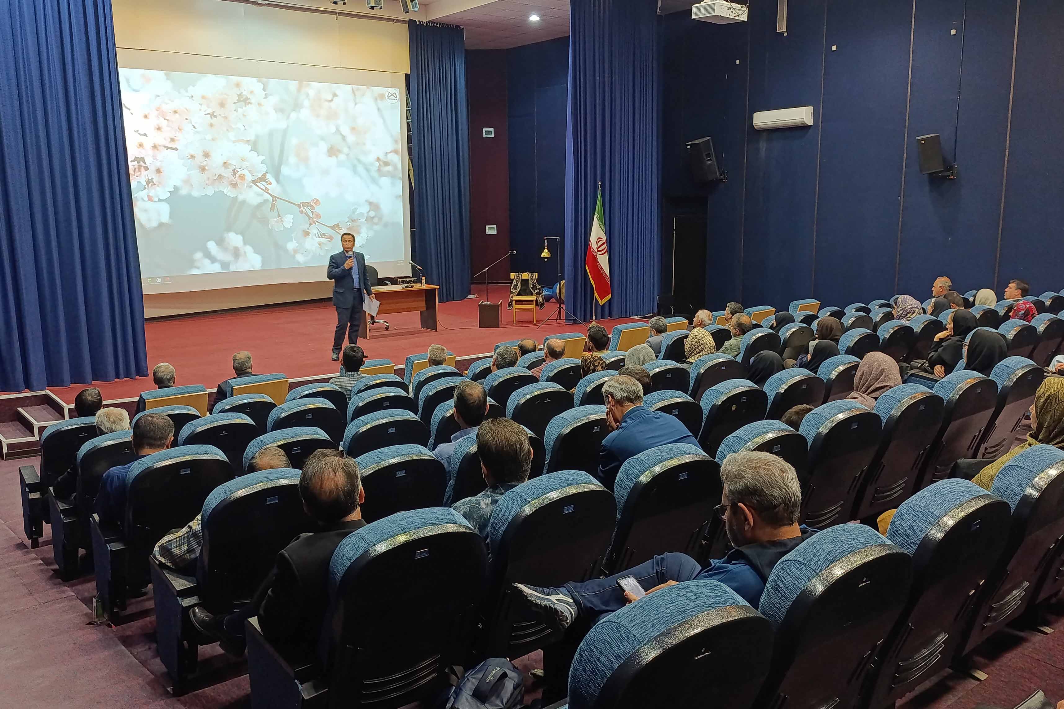 نشست مجمع عمومی انجمن اولیا و مربیان در دبیرستان نمونه دولتی ۹ دی