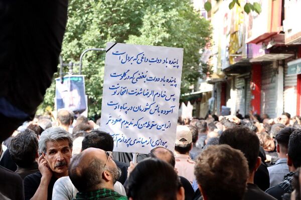 سیل خروشان زائران و مجاوران رضوی در مراسم تشییع پیکر شهدای خدمت