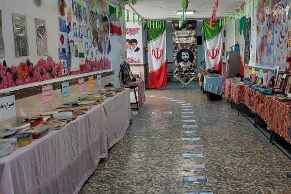 افتتاحیه نمایشگاه «مدرسه انقلاب» در مدرسه شهید شرافت بهارستان‌دو