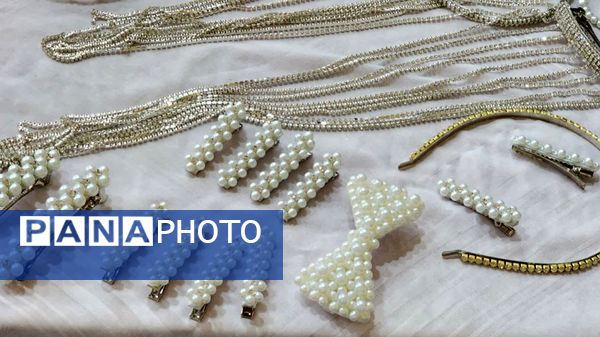 بازارچه دانش‌آموزی در مدرسه بنت‌الهدی یاسوج به‌مناسبت هفته مشاغل