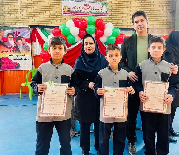 مراسم جشن انقلاب و تقدیر از دانش‌آموزان مقام‌آور مدرسه معلم