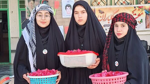استقبال از شهدای گمنام در دبیرستان حضرت زینب(س) شهرستان لنده