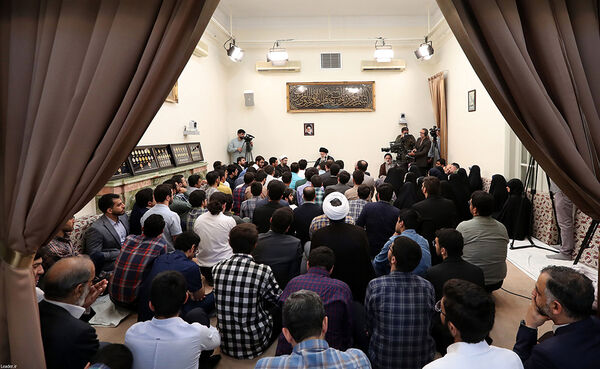 دیدار جمعی از مدال‌آوران المپیادهای دانش‌آموزی و دانشجویی با مقام معظم رهبری