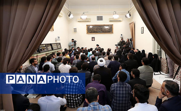 دیدار جمعی از مدال‌آوران المپیادهای دانش‌آموزی و دانشجویی با مقام معظم رهبری