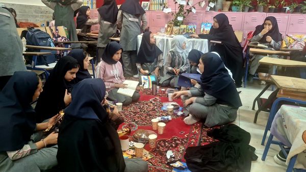 عطر مطالعه در کافه کتاب کلاس پنجم دبستان شاهد بنت‌الحسین تبریز