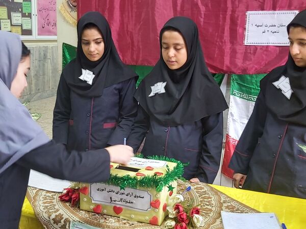 جلوه‌هایی از انتخابات شورای دانش‌آموزی در مدرسه حضرت آسیه(س) قم