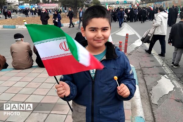 ادای احترام به شهدا با کوله‌پشتی‌های «یادبود» در راهپیمایی روز قدس
