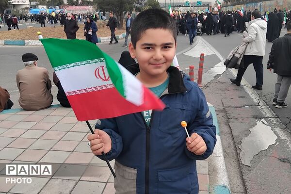 ادای احترام به شهدا با کوله‌پشتی‌های «یادبود» در راهپیمایی روز قدس