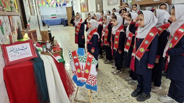 نمایشگاه ایران مقتدر در دبستان دخترانه فرهنگیان ۱