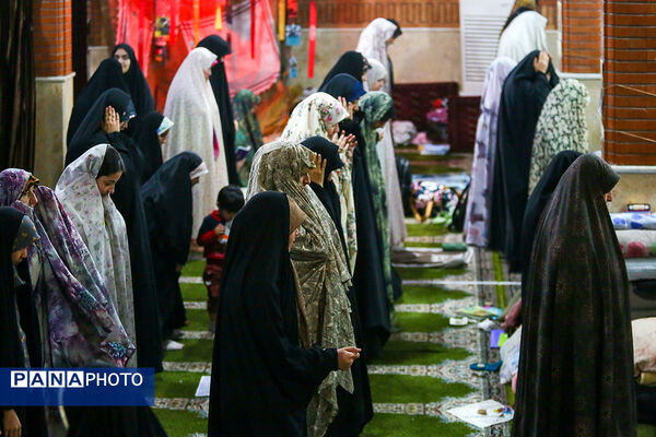 اعتکاف دانش‌آموزی در مسجد لولاگر