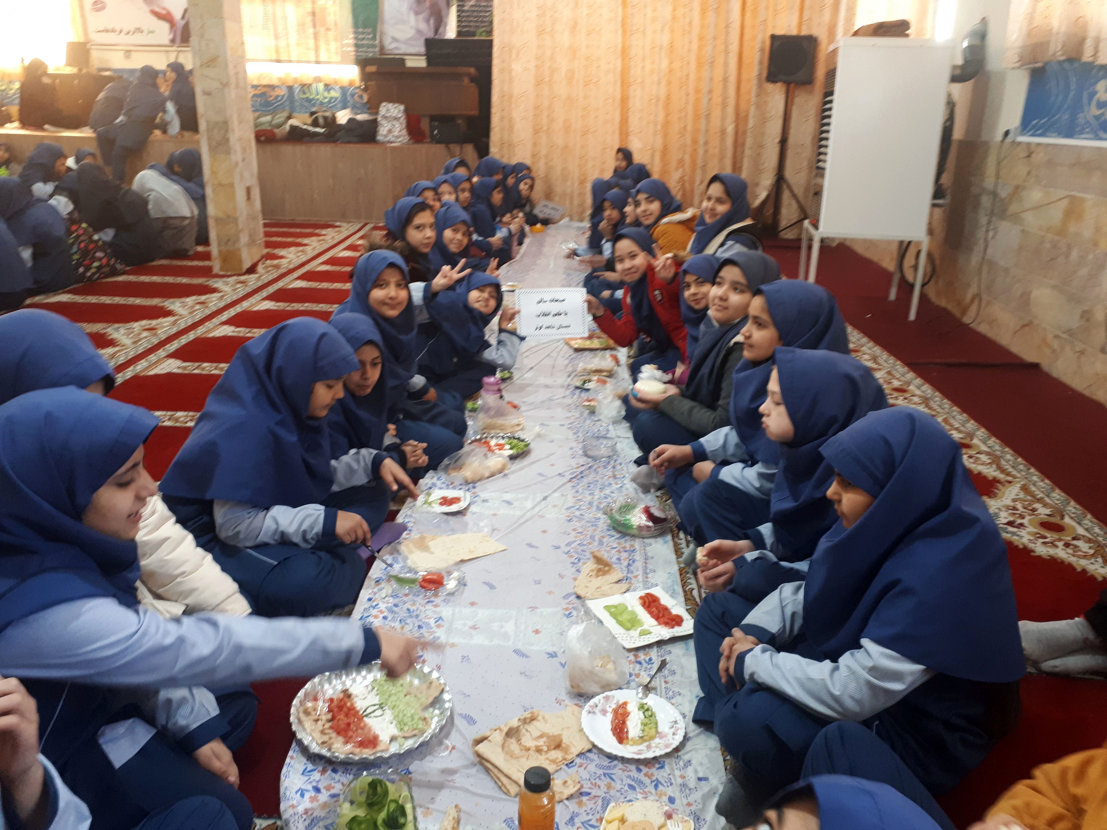 صبحانه سالم با طعم انقلاب در دبستان شاهد کوثر ناحیه 5 مشهد