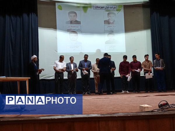 جشن پایان سال تحصیلی در دبیرستان نمونه دولتی آیت الله خامنه ای کاشمر