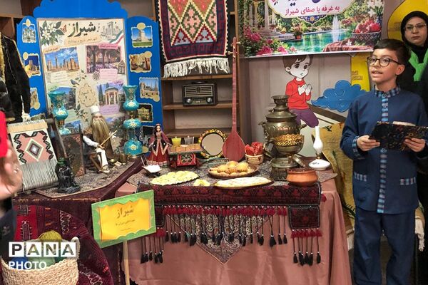 حضور مسئولان ناحیه دو شهرری در مراسم جشن عاطفه‌های دبستان پانزده خرداد 
