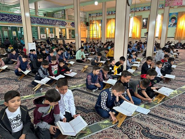 محفل انس با قرآن دانش‌آموزی یادوآره شهدای دانش‌آموز غزه در شهرستان چناران
