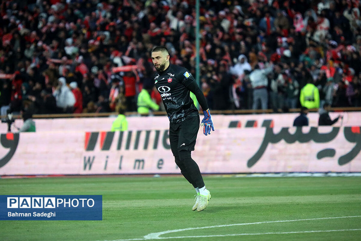 گندوز دست‌کش‌هایش را به تور قفس آهنین پرسپولیس آویخت!