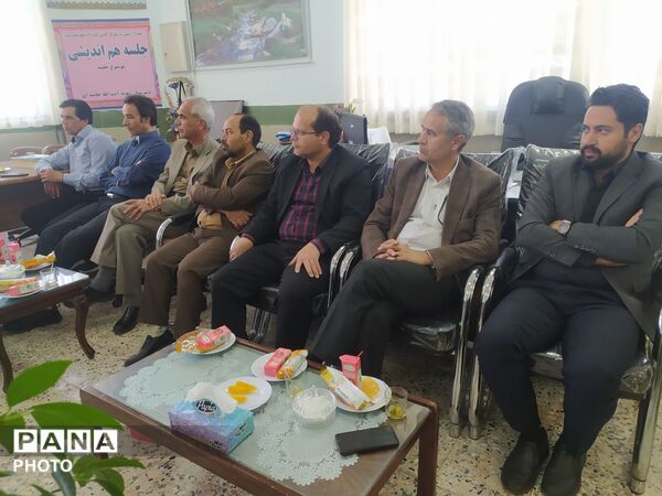 جلسه شورای دبیران دبیرستان نمونه آیت‌الله خامنه‌ای